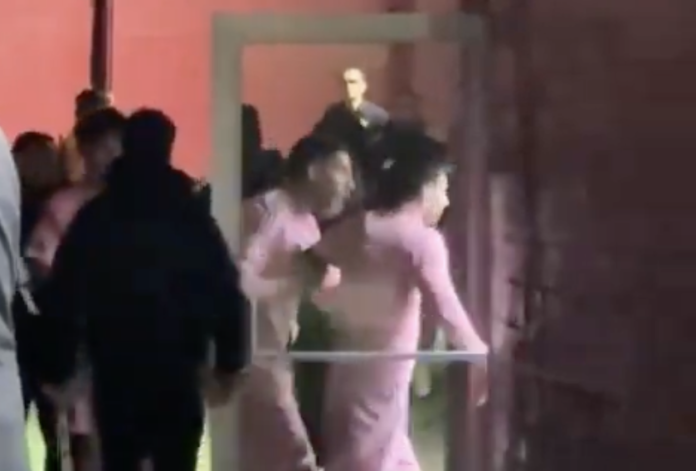 Lionel Messi ditenangkan Luis Suárez usai laga Inter Miami vs LAFC di MLS. Foto: Tangkapan Layar X/Giovanni Guererro