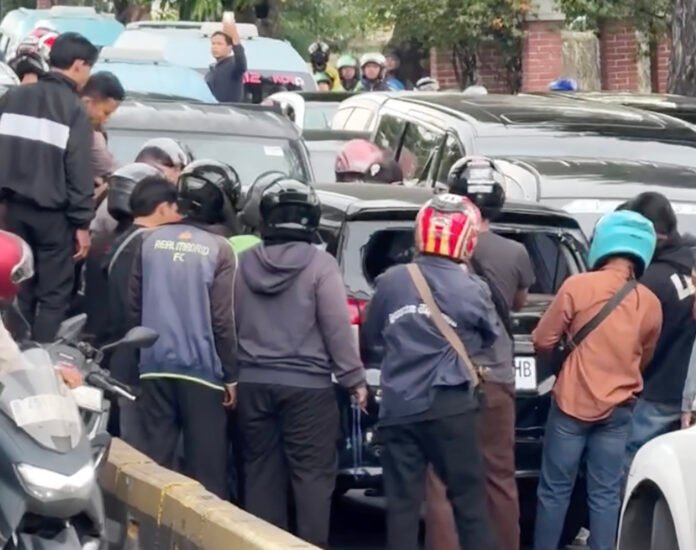 Tangkapan layar video insiden mobil lawan arus di Pasar Baru Timur. Foto: IG @amq_mnl Tangkapan layar video insiden mobil lawan arus di Pasar Baru Timur. Foto: IG @amq_mnl