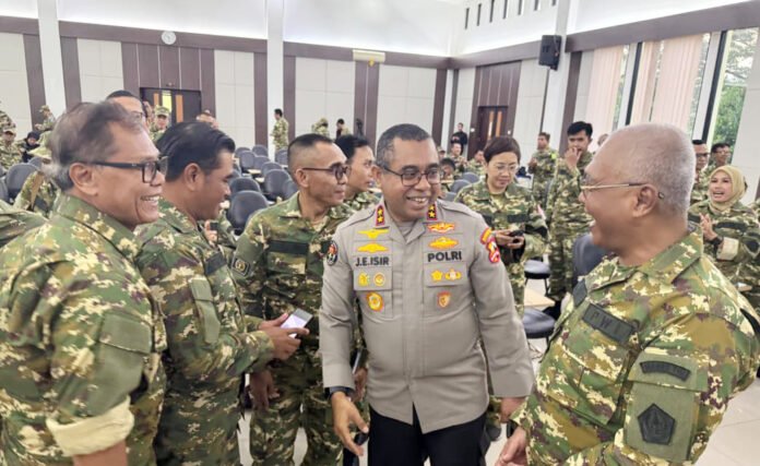 Kadiv Humas Polri Irjen Pol Johnny Edison Isir berdiskusi dengan pimpinan media dalam Retret Kebangsaan di Bogor. Foto: PWI.