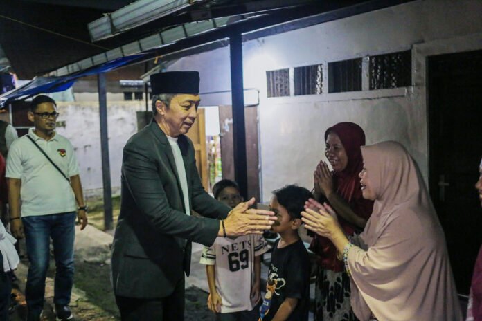 Wali Kota Bogor Dedie A. Rachim meninjau lokasi longsor di Kelurahan Bondongan, Bogor Selatan. Foto: Pemkot Bogor.