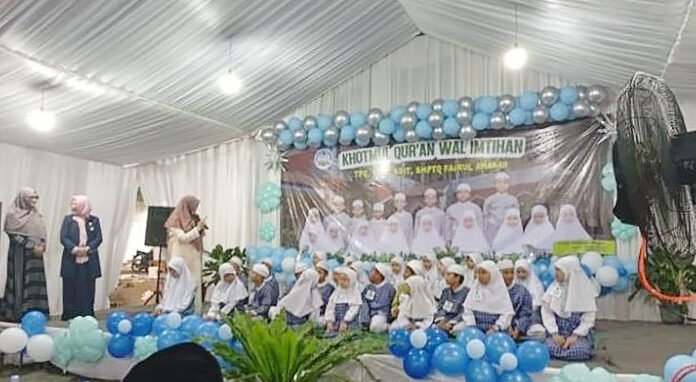 Suasana Khotmil Qur’an dan Imtihan di Pondok Pesantren Fazrul Amanah, Gunung Putri, Kabupaten Bogor. Foto: Harnas/Istimewa. Suasana Khotmil Qur’an dan Imtihan di Pondok Pesantren Fazrul Amanah, Gunung Putri, Kabupaten Bogor. Foto: Harnas/Istimewa.