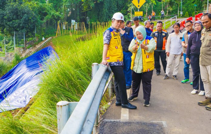 Wali Kota Bogor Dedie A. Rachim meninjau kondisi Jalan Saleh Danasasmita yang mengalami retakan akibat pergerakan tanah. Foto: Pemkot Bogor. Wali Kota Bogor Dedie A. Rachim meninjau kondisi Jalan Saleh Danasasmita yang mengalami retakan akibat pergerakan tanah. Foto: Pemkot Bogor.