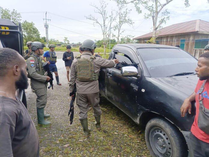Aparat keamanan melakukan pengamanan jalur di wilayah KM 7 Kampung Maroku, Yahukimo, Papua Pegunungan. Foto: Polri. Aparat keamanan melakukan pengamanan jalur di wilayah KM 7 Kampung Maroku, Yahukimo, Papua Pegunungan. Foto: Polri.