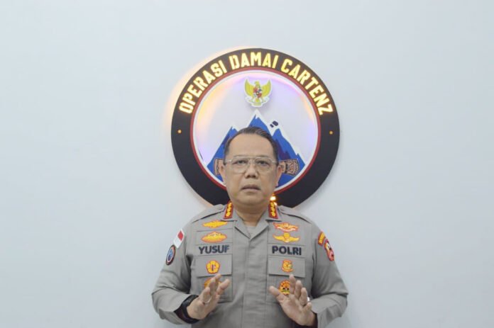 Aparat menyampaikan keterangan pers terkait perkembangan penanganan kasus di Yahukimo. Foto: Polri.