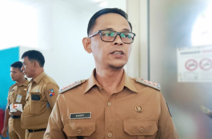 Keterangan pers Camat Bogor Selatan terkait kondisi dan penanganan Jalan Batutulis. Foto: Harnas.id Keterangan pers Camat Bogor Selatan terkait kondisi dan penanganan Jalan Batutulis. Foto: Harnas.id