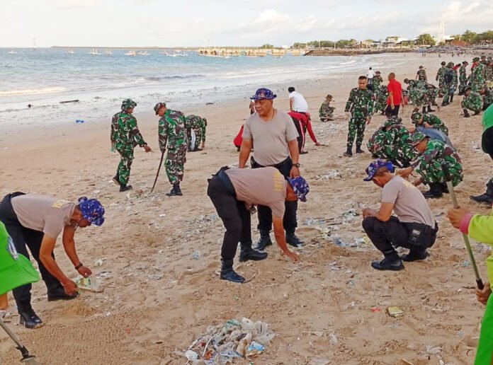 Aparat TNI–Polri bersama pelajar melakukan pembersihan sampah di pantai Bali. Foto: Polri.