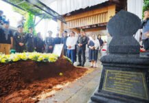 Kapolri Hadiri Prosesi Duka, Pesan Eyang Meri Jadi Inspirasi Korps Bhayangkara Kapolri Listyo Sigit menghadiri prosesi pemakaman Eyang Meri di TPBU Giritama, Bogor. Foto: Polri.
