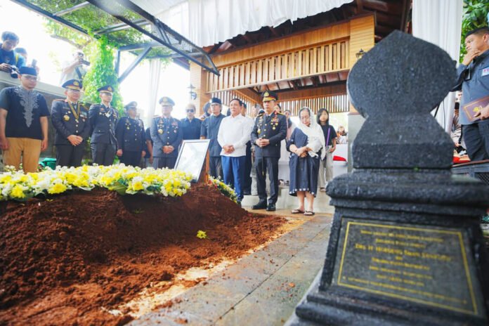 Kapolri Listyo Sigit menghadiri prosesi pemakaman Eyang Meri di TPBU Giritama, Bogor. Foto: Polri.