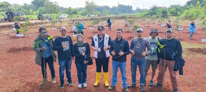 Camat Bojonggede bersama Pers Motor Club (PMC) dan unsur muspika menanam ribuan pohon di Jalur Bojonggede–Kemang (Bomang) sebagai bagian gerakan penghijauan serentak Kabupaten Bogor. Foto: Harnas.id/ PMC