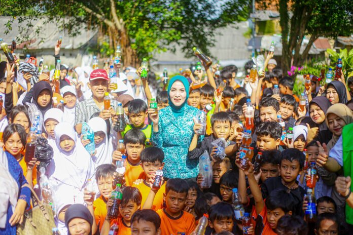 Monitoring pengumpulan minyak jelantah di Kelurahan Kebon Pedes, Kota Bogor. Foto: Pemkot Bogor.
