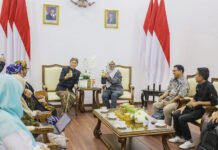 Bogor Lirik Teknologi BRIN: Sampah Plastik Berpotensi Jadi BBM Lokal Wali Kota Bogor Dedie A. Rachim menerima audiensi tim BRIN terkait teknologi pengolahan sampah plastik di Balai Kota Bogor. Foto: Pemkot Bogor.