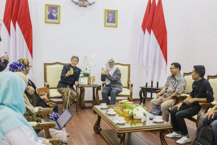 Wali Kota Bogor Dedie A. Rachim menerima audiensi tim BRIN terkait teknologi pengolahan sampah plastik di Balai Kota Bogor. Foto: Pemkot Bogor.