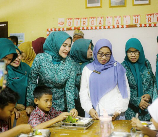 MBG Dipantau Langsung, Menu Anak Jadi Catatan Penting di Sekolah Ketua TP PKK Kota Bogor Yantie Rachim meninjau pelaksanaan Makan Bergizi Gratis di SDN Pondok Rumput. Foto: Pemkot Bogor.