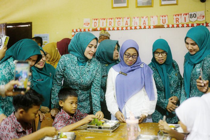 Ketua TP PKK Kota Bogor Yantie Rachim meninjau pelaksanaan Makan Bergizi Gratis di SDN Pondok Rumput. Foto: Pemkot Bogor.