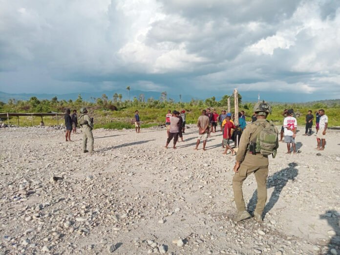Personel Satgas Operasi Damai Cartenz 2026 melakukan patroli dialogis dan sambang warga di Distrik Kenyam, Kabupaten Nduga. Foto: Polri.