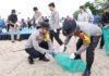 Bersih Pantai Kedonganan, Kapolda Bali Turun Langsung Kawal Pariwisata Berkelanjutan Aksi bersih sampah di Pantai Kedonganan dipimpin Kapolda Bali bersama lintas sektor. Foto: Polri.