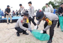 Bersih Pantai Kedonganan, Kapolda Bali Turun Langsung Kawal Pariwisata Berkelanjutan Aksi bersih sampah di Pantai Kedonganan dipimpin Kapolda Bali bersama lintas sektor. Foto: Polri.