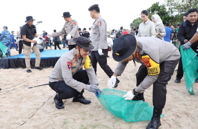 Aksi bersih sampah di Pantai Kedonganan dipimpin Kapolda Bali bersama lintas sektor. Foto: Polri.