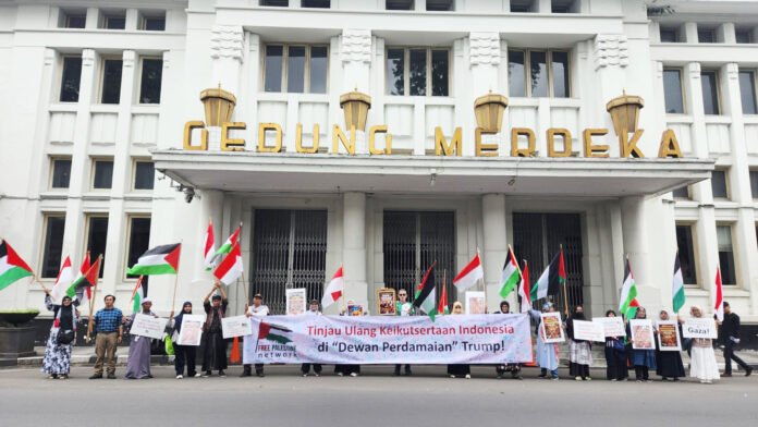 Aksi solidaritas Free Palestine Network di depan Gedung Merdeka Bandung. Foto: FPN.
