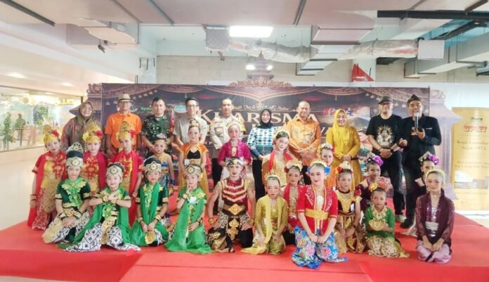 Peserta Pasanggiri Tari Jaipong tampil di Plaza Jambu Dua, Kota Bogor. Foto: PWI Bogor.