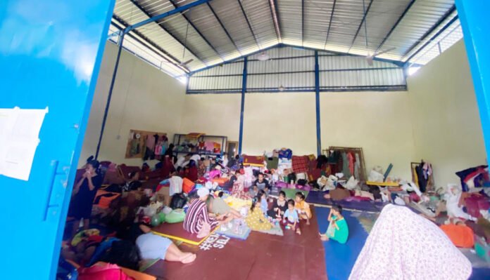 Warga terdampak pergerakan tanah mengungsi di salah satu lokasi pengungsian di Kecamatan Jatinegara, Kabupaten Tegal. Foto: BNPB.