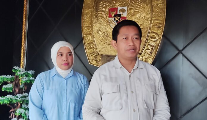 Plt Ketua KPU Kota Bogor Dede Juhendi saat memberikan keterangan pers terkait putusan DKPP. Foto: KPU Kota Bogor.