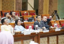 Rektor Paramadina Sentil Arah Pendidikan Tinggi: PTN Jangan Berubah Jadi Pabrik Kuliah Rektor Universitas Paramadina Prof. Didik J. Rachbini saat menyampaikan pandangan dalam RDPU bersama Komisi X DPR RI di Senayan. Foto: Paramadina.