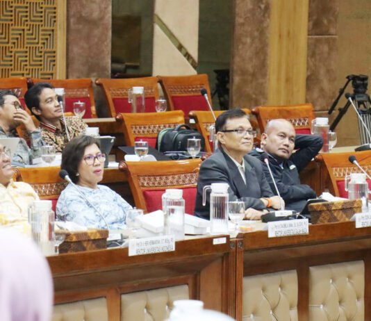 Rektor Paramadina Sentil Arah Pendidikan Tinggi: PTN Jangan Berubah Jadi Pabrik Kuliah Rektor Universitas Paramadina Prof. Didik J. Rachbini saat menyampaikan pandangan dalam RDPU bersama Komisi X DPR RI di Senayan. Foto: Paramadina.