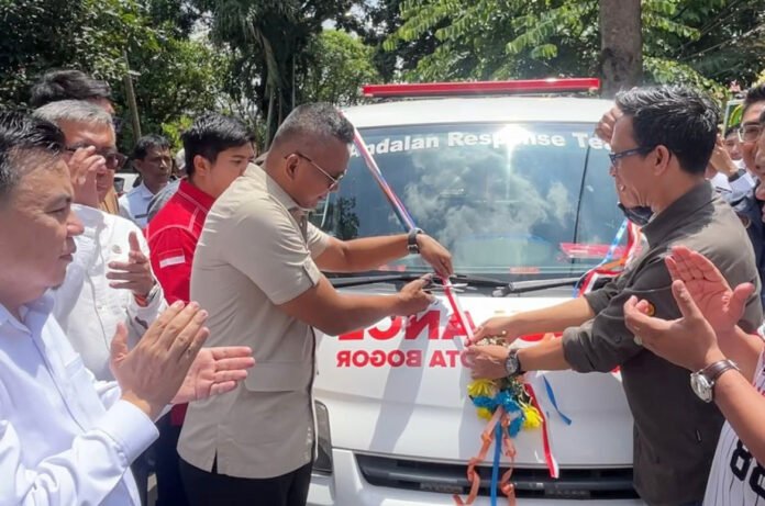 Peluncuran simbolis Ambulans Andalan PWI Kota Bogor dalam peringatan HPN 2026 dan HUT ke-80 PWI di Tanah Sareal. Foto: Harnas.id