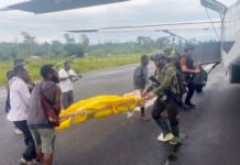 Evakuasi dan Sterilisasi Bandara Korowai Ditangani Secara Cepat Usai Insiden Penembakan Prajurit TNI-Polri Amankan Bandara Korowai Batu dan Evakuasi Korban. Foto: Polri.