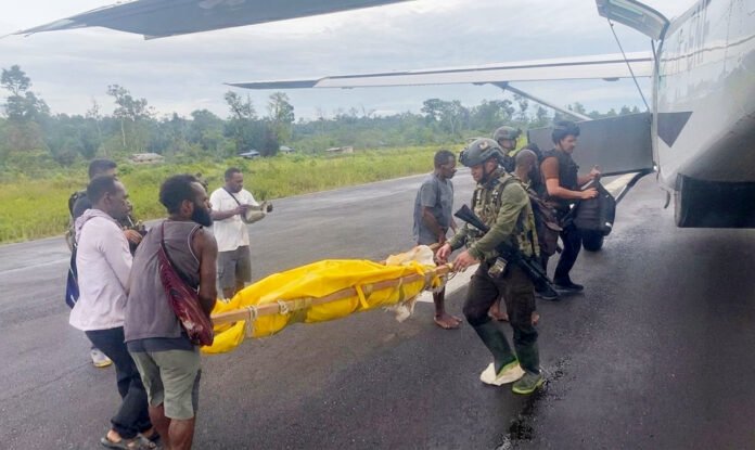 Prajurit TNI-Polri Amankan Bandara Korowai Batu dan Evakuasi Korban. Foto: Polri.