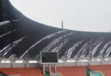 Atap Rusak dan Pohon Tumbang di Stadion Gelora Pakansari Usai Angin Kencang Menghantam Kondisi Atap Stadion Pakansari Usai Angin Kencang. Foto: Harnas.id