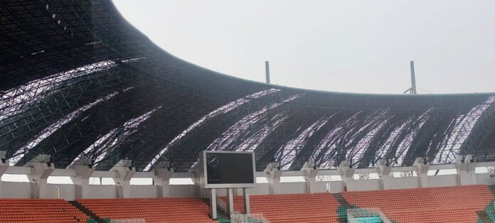Kondisi Atap Stadion Pakansari Usai Angin Kencang. Foto: Harnas.id