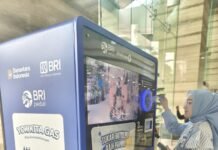 BRI Menara BRILiaN Dorong Kepedulian Lingkungan Lewat Mesin Daur Ulang Botol Plastik Mesin daur ulang botol plastik di Menara BRILiaN milik BRI yang menukar sampah plastik menjadi saldo digital sebagai upaya mendorong budaya daur ulang dan pengurangan jejak karbon. Foto: Harnas.id