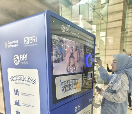 BRI Menara BRILiaN Dorong Kepedulian Lingkungan Lewat Mesin Daur Ulang Botol Plastik Mesin daur ulang botol plastik di Menara BRILiaN milik BRI yang menukar sampah plastik menjadi saldo digital sebagai upaya mendorong budaya daur ulang dan pengurangan jejak karbon. Foto: Harnas.id