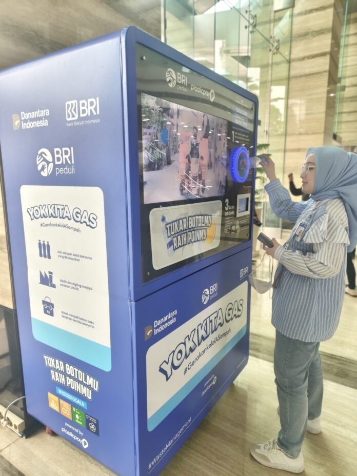 BRI Mesin daur ulang botol plastik di Menara BRILiaN milik BRI yang menukar sampah plastik menjadi saldo digital sebagai upaya mendorong budaya daur ulang dan pengurangan jejak karbon. Foto: Harnas.id