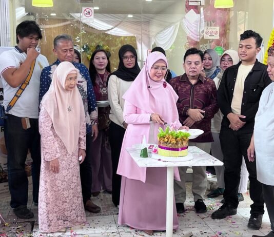 Bukan Sekadar Toko Kue, Rafita’s Cake Rasakoe Jadi Pusat Kolaborasi UMKM Bogor Grand launching Rafita’s Cake Rasakoe di Jalan RE Abdullah, Pasir Mulya, Bogor, Sabtu (14/2/2026), dimeriahkan promo War Chiffon Rp25 ribu dalam rangka 14 tahun perjalanan bisnis bakery lokal tersebut. Foto: Harnas.id