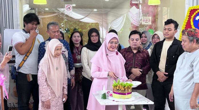 Bukan Sekadar Toko Kue, Rafita’s Cake Rasakoe Jadi Pusat Kolaborasi UMKM Bogor Grand launching Rafita’s Cake Rasakoe di Jalan RE Abdullah, Pasir Mulya, Bogor, Sabtu (14/2/2026), dimeriahkan promo War Chiffon Rp25 ribu dalam rangka 14 tahun perjalanan bisnis bakery lokal tersebut. Foto: Harnas.id