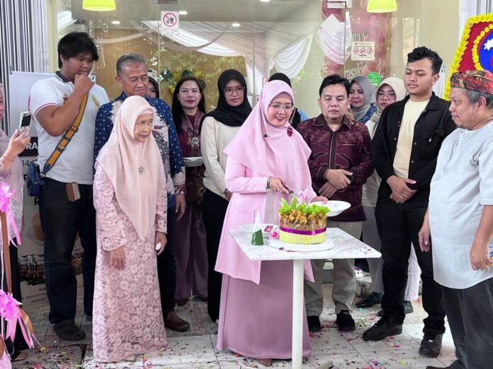 Grand launching Rafita’s Cake Rasakoe di Jalan RE Abdullah, Pasir Mulya, Bogor, Sabtu (14/2/2026), dimeriahkan promo War Chiffon Rp25 ribu dalam rangka 14 tahun perjalanan bisnis bakery lokal tersebut. Foto: Harnas.id