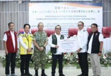 86 KK Tapanuli Utara Terima Dana Perbaikan Rumah, Rusak Ringan Rp15 Juta hingga Sedang Rp30 Juta Menko PMK menyerahkan simbolis dana stimulan rumah rusak di Tapanuli Utara. Foto: BNPB