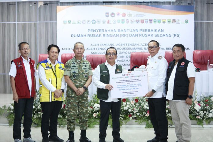 Menko PMK menyerahkan simbolis dana stimulan rumah rusak di Tapanuli Utara. Foto: BNPB Menko PMK menyerahkan simbolis dana stimulan rumah rusak di Tapanuli Utara. Foto: BNPB