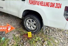 Ambulans Nyaris Dibakar di Yahukimo, Warga Pasang Badan Selamatkan Puskesmas Aplim Olah TKP Percobaan Pembakaran Ambulans di Puskesmas Aplim, Yahukimo. Foto: Polri