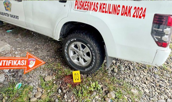 Olah TKP Percobaan Pembakaran Ambulans di Puskesmas Aplim, Yahukimo. Foto: Polri