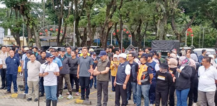 Menteri LH Hanif Faisol Nurofiq bersama Wali Kota Bogor dalam Apel Korve Kebersihan di Botani Square. Foto: PWI Kota Bogor. Menteri LH Hanif Faisol Nurofiq bersama Wali Kota Bogor dalam Apel Korve Kebersihan di Botani Square. Foto: PWI Kota Bogor.