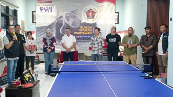 Suasana turnamen tenis meja antar wartawan di Mako PWI Kota Bogor, Senin (16/2/2026) Foto: dok. PWI Kota Bogor