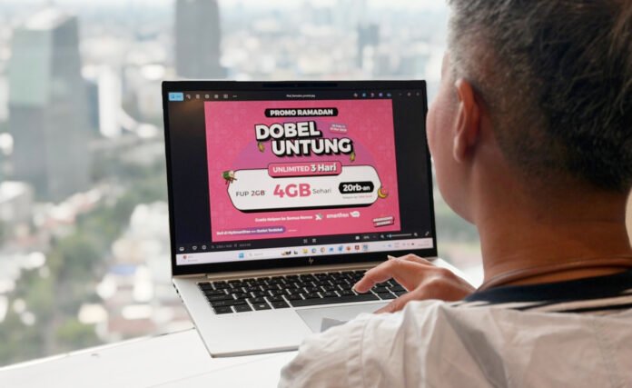 Pengguna mengakses promo paket Ramadan melalui aplikasi dan situs resmi XLSMART. Foto: XLSMART