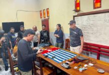 Yahukimo Memanas Awal 2026, 23 Aksi Kekerasan dalam Dua Bulan Personel Satgas Operasi Damai Cartenz menunjukkan barang bukti hasil penindakan di Yahukimo. Foto: Polri