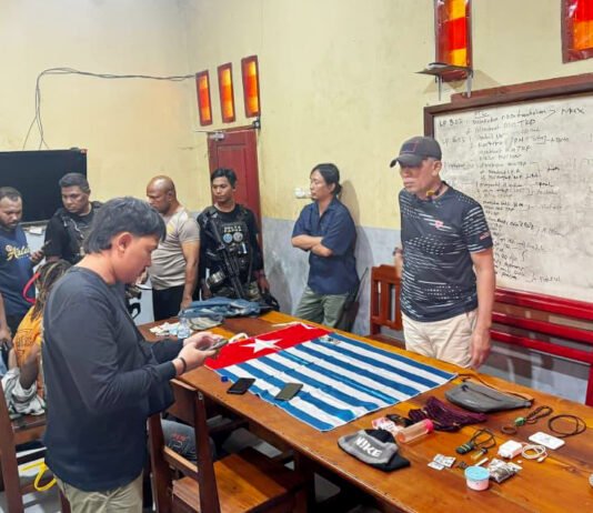 Yahukimo Memanas Awal 2026, 23 Aksi Kekerasan dalam Dua Bulan Personel Satgas Operasi Damai Cartenz menunjukkan barang bukti hasil penindakan di Yahukimo. Foto: Polri