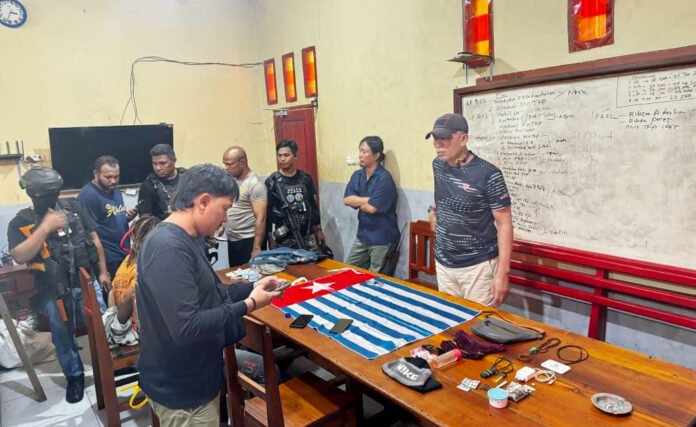 Personel Satgas Operasi Damai Cartenz menunjukkan barang bukti hasil penindakan di Yahukimo. Foto: Polri Personel Satgas Operasi Damai Cartenz menunjukkan barang bukti hasil penindakan di Yahukimo. Foto: Polri