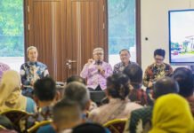 Setahun Kepemimpinan Dedie–Jenal, Kinerja Pemkot Bogor Dievaluasi dan Catat Tren Positif Wali Kota Bogor Dedie A. Rachim memimpin rapat pimpinan di Bumi Ageung Batutulis. Foto: dok. Pemkot Bogor.